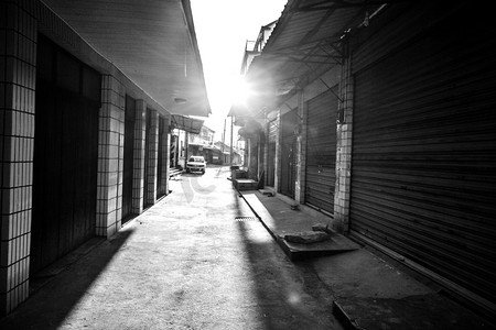 黑白背景简约摄影照片_黑白之老街商用摄影图