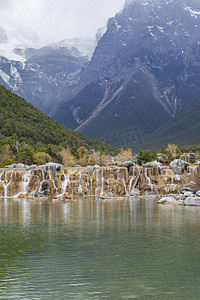 雪山湖泊摄影照片_青山绿水湖泊碧谭摄影图