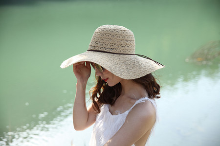 夏天清凉摄影照片_太阳帽遮阳帽模特摄影图夏天清凉美女