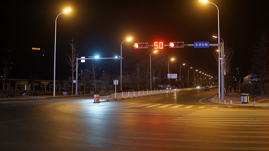 ps柏油路摄影照片_城市夜景系列之无人的十字路口摄影图