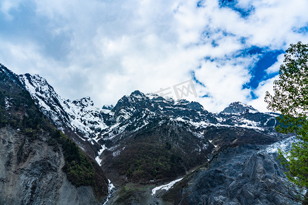 高原雪山山峰自然风光摄影图