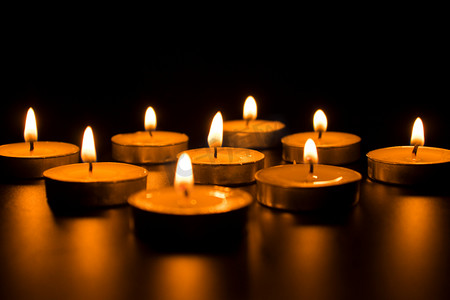 祈福之旅摄影照片_燃烧的烛光蜡烛摄影图