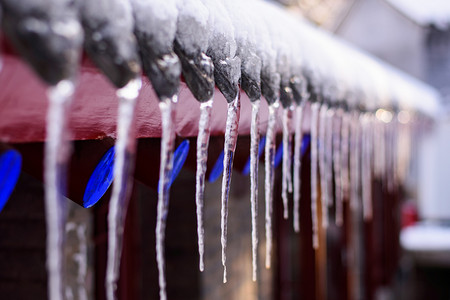 雪后融化雪水和冰溜子摄影图