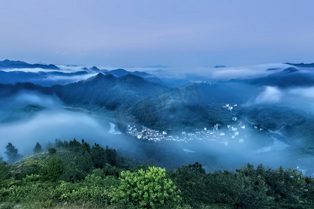 山峰和云海摄影图