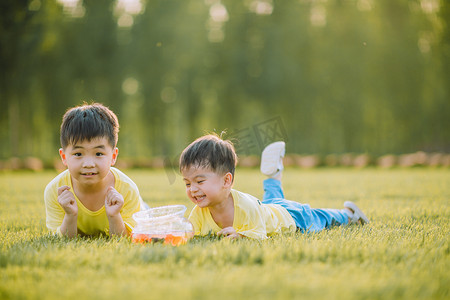 两个小男孩在草地上玩耍