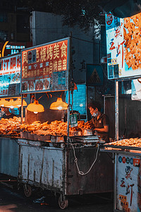 美食地摊经济摄影照片_地摊烧烤摄影图