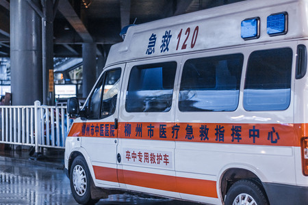  医疗救护车急救120摄影图