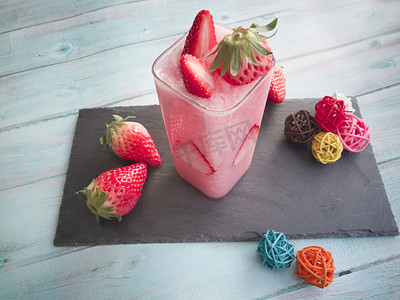 水果饮品摄影照片_夏日草莓冰沙红色饮品摄影图