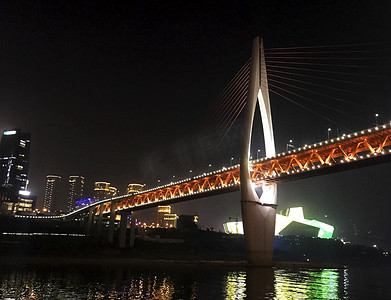 城市的夜晚摄影照片_重庆夜景挂着灯的大桥摄影图