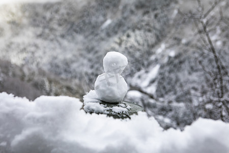 一个小雪人摄影图