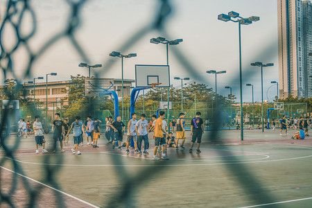 校园里打篮球的人摄影图