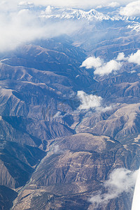 俯瞰大地山峰摄影图