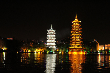 桂林两江四湖日月双塔夜景拍摄摄影图