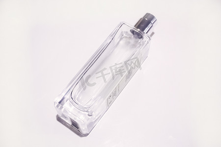 玻璃香水喷瓶摄影图