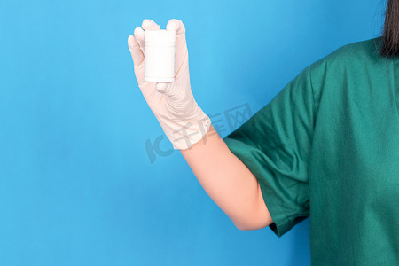 中国医师节医生摄影照片_女医师单手拿药瓶动作姿势