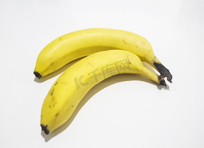 黄色的新鲜香蕉白底图