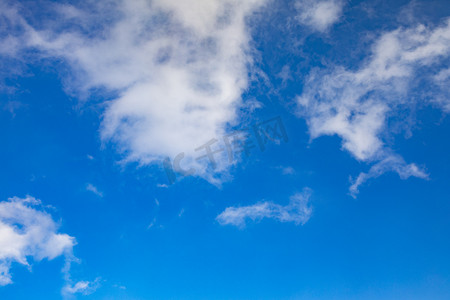 遨游天空的鲸鱼摄影照片_蓝天白云天空自然风景摄影图