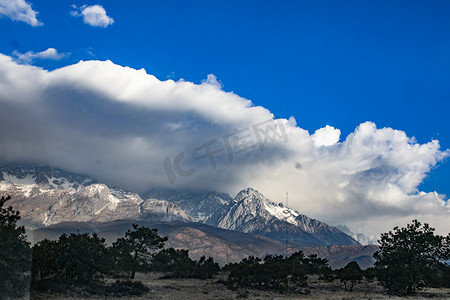 自然风景群山森林云雾摄影图