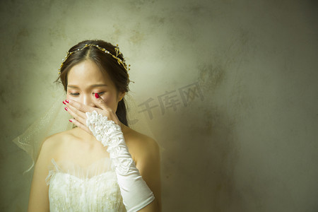 完美新娘摄影照片_捂嘴微笑的新娘