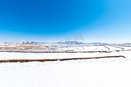 旷阔天地蓝天白雪摄影图