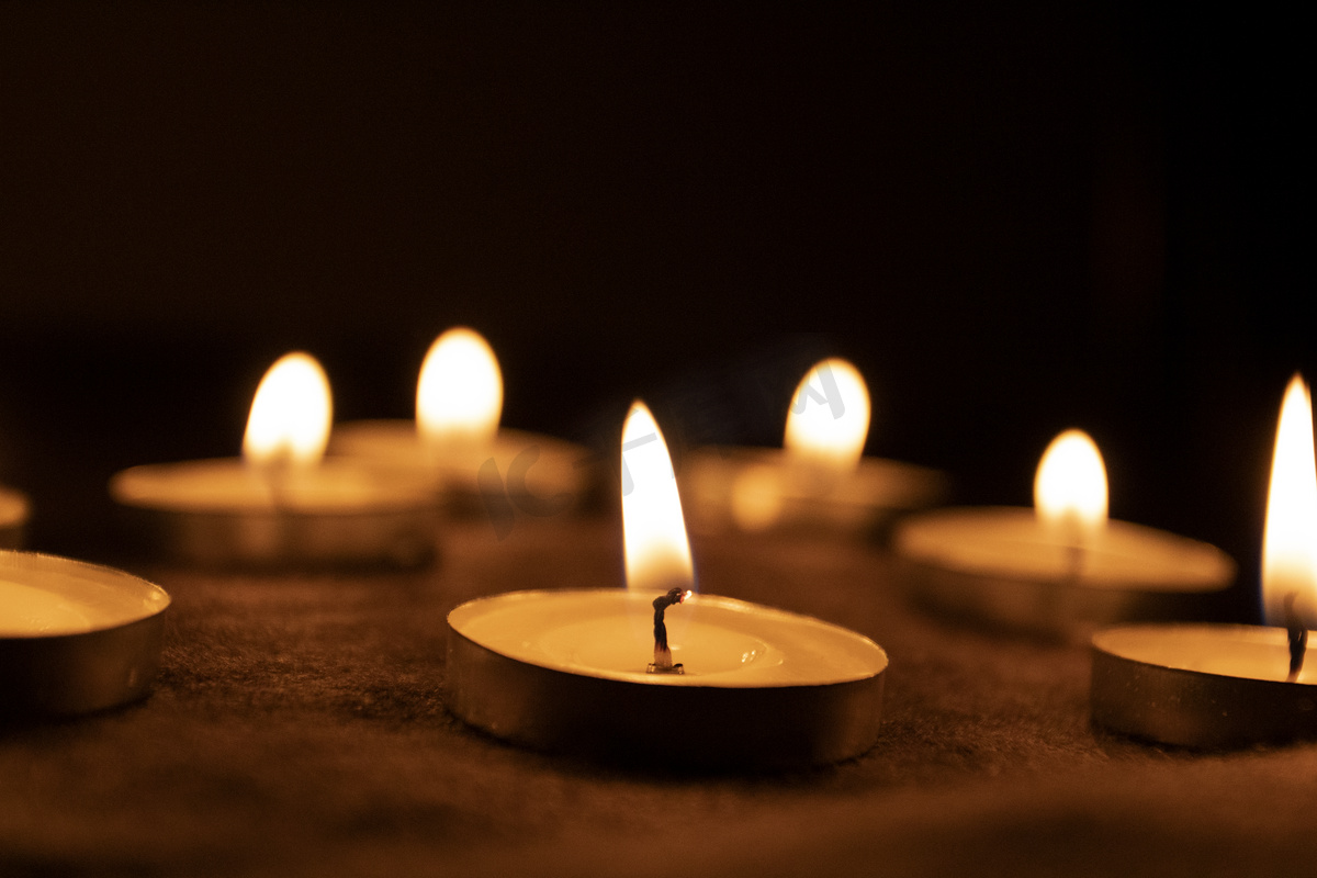 祷告的照明设备蜡烛在寺庙的 库存照片. 图片 包括有 死亡, 宽容, 生日, 上帝, 火焰, 烛光, 相信 - 37404832