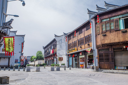 江南古镇里的商业街摄影图