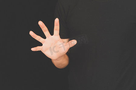 单手五指张开掌心正面动作