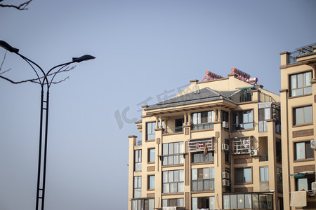 建筑远景摄影照片_城市远景路灯楼房灰色摄影图