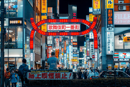 夜晚街道摄影照片_日本城市新宿繁华歌舞伎町摄影图