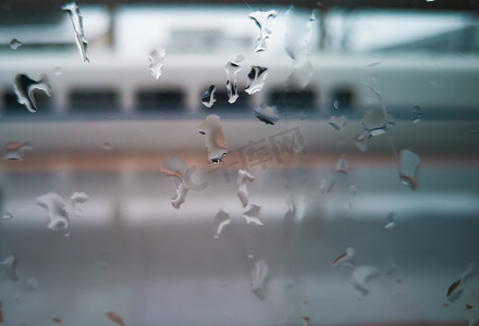 雨后玻璃雨滴摄影图