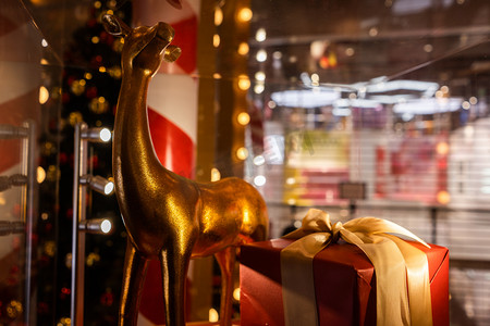 平安夜红色摄影照片_圣诞节日礼物麋鹿摄影图