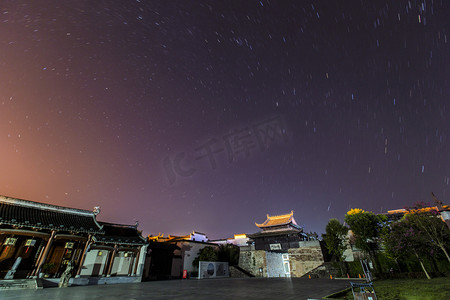 城楼树木和夜空摄影图