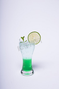 饮品绿色摄影照片_夏日清凉绿色气泡饮料摄影图