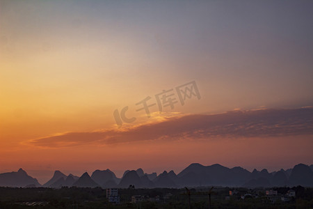 雨伞云朵摄影照片_傍晚夕阳云彩摄影图