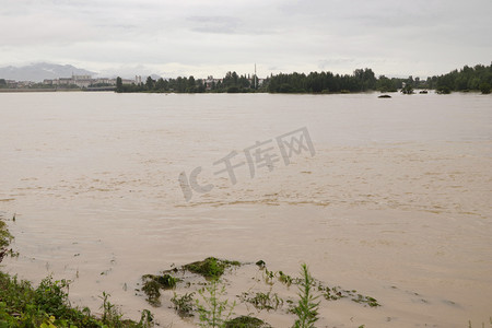 720暴雨摄影照片_山洪暴发后河流摄影图
