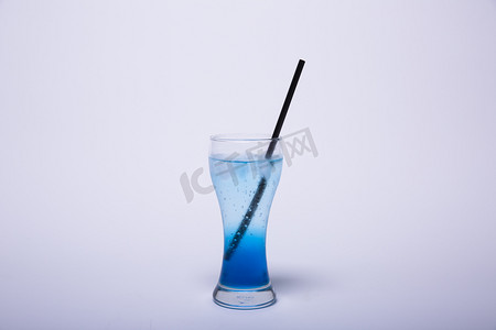 玻璃杯蓝色气泡饮品摄影图