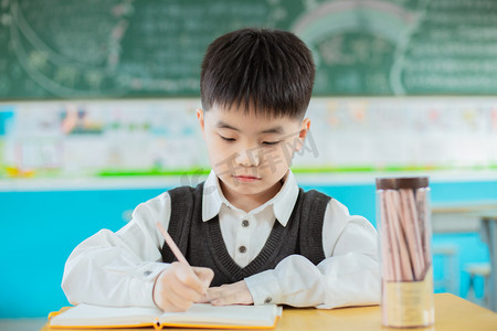 幼儿园食谱摄影照片_在教室学习的学生人物