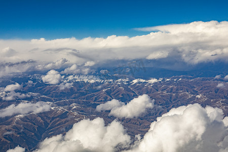 俯瞰大地山峰摄影图