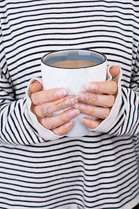 热奶茶摄影照片_双手捧着一杯热奶茶