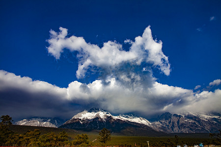 高山蓝天摄影照片_高山雪峰蓝天白云山脉天空自然风景摄影图