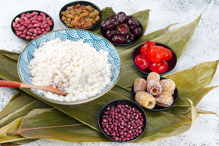 食粽子摄影照片_端午节粽子食材蜜枣粽叶摄影图