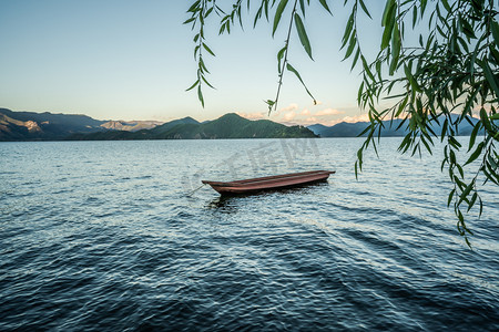 山水小船摄影照片_云南泸沽湖湖边摄影图