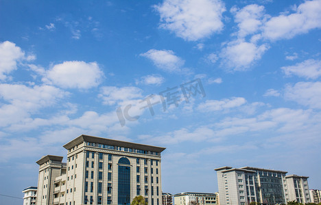蓝天白云下的城市建筑摄影图