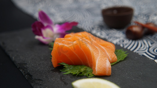 日式樱花底纹摄影照片_日式寿司三文鱼摄影图