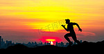 夕阳下跑步健身励志摄影图