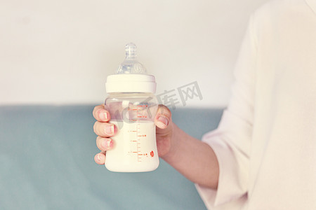 奶粉罐头手绘摄影照片_母婴奶瓶摄影图
