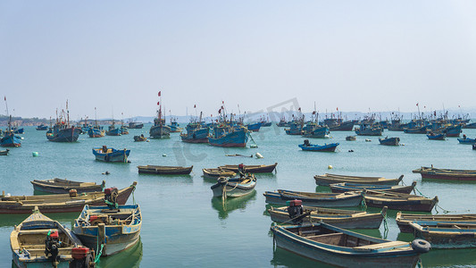 渔船靠岸摄影图