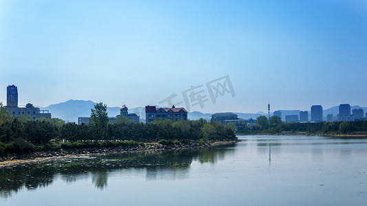 湖泊城市摄影照片_城市沿海风景线摄影图