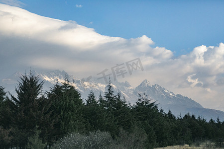 自然风景群山森林云雾摄影图