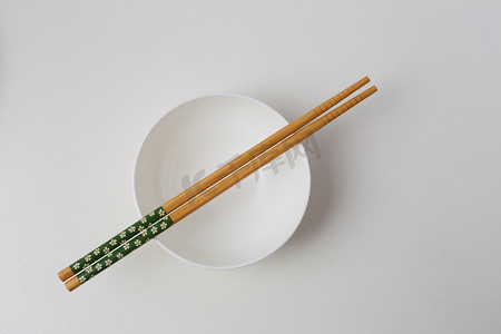 筷子夹虾卡通摄影照片_餐具碗筷子